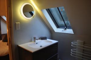een badkamer met een wastafel en een spiegel bij Finlaystone Barns in Port Glasgow
