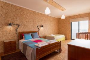 een slaapkamer met een bed en een bad. bij WHAT apartment in Gafanha da Vagueira