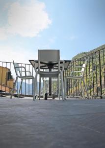 two chairs and a table on a patio at MADA Charm Apartments Terrace&Carugio in Vernazza