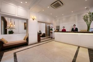 a lobby with two people standing at a salon at Hong Ngoc Dynastie Boutique Hotel & Spa in Hanoi