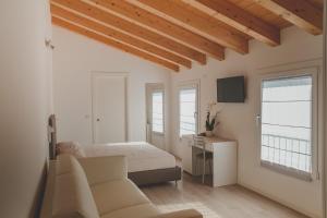 A television and/or entertainment centre at Terra Ferma Rooms&More