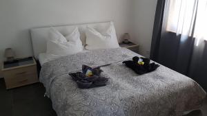 ein Schlafzimmer mit einem Bett mit zwei Schüsseln darauf in der Unterkunft Bijou in Triesenberg