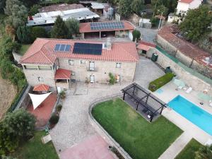 una vista aérea de una casa con piscina en Casa da Pousada, en Barcelos