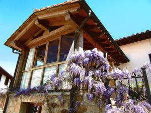 una casa con un montón de flores púrpuras en ella en Altikarra I, en Undiano