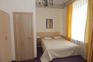 1 dormitorio con cama y ventana en Vilnius centre house, en Vilna