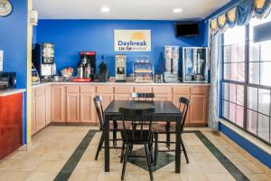 - une salle à manger avec une table et des chaises dans l'établissement Days Inn by Wyndham Bastrop, à Bastrop