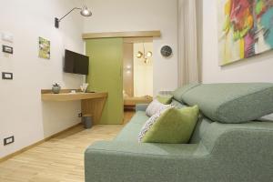 un soggiorno con un divano e un tavolo di Casa Tita a Agrigento