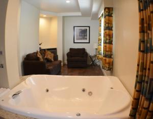 uma grande banheira branca numa sala de estar em Hotel America em Tijuana