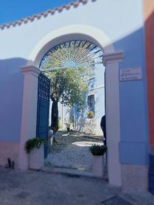 un accès à un bâtiment avec une porte bleue dans l'établissement Vesta, à Sorgono