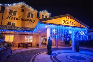 un hotel con luces de Navidad delante de él en Hotel Batory, en Tłuszcz