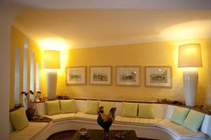 Ein Sitzbereich in der Unterkunft Hotel Gallo Nero