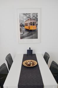 リスボンにあるGiestal Terraceの食べ物一皿と黄色い路面電車