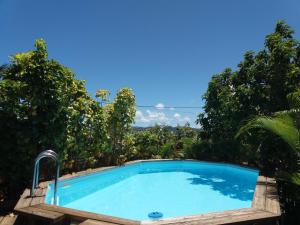 The swimming pool at or close to Beau F2 classé, vue mer, spa, jardin, bateau