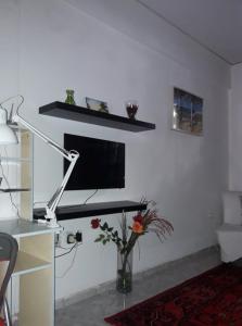 Cette chambre comprend un bureau avec un ordinateur et une lampe. dans l'établissement Αnna's Home!!!Holidays in beautiful Athens, à Athènes