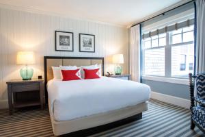 מיטה או מיטות בחדר ב-Beauport Hotel Gloucester