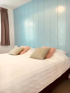 a bedroom with a bed with two pillows on it at Vakantiehuis Witsand 1 in Egmond aan Zee