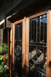 szklane drzwi z łańcuchem w obiekcie Pazo de Chaioso w mieście Maceda