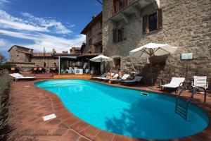 Bazén v ubytování Relais La Fattoria nebo v jeho okolí