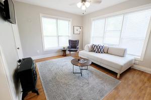 een woonkamer met een witte bank en een tv bij Fresh + Bright 1 BR Flat | Free Parking in Dallas