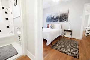 een slaapkamer met een bed en een badkamer bij Fresh + Bright 1 BR Flat | Free Parking in Dallas