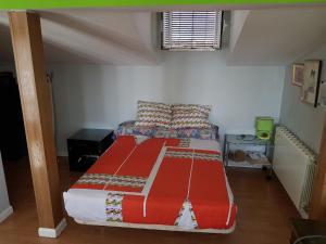 En eller flere senge i et værelse på Casa en Peligros cerca de Granada + 17 billeder