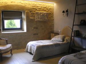 una camera con letto e finestra di GITE de la RENAISSANTE a Peyrins