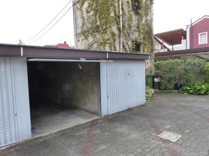 uma garagem com uma porta aberta ao lado de um edifício em Casa di Roberta em Albiate