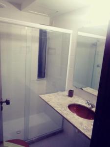 Um banheiro em Flat Luxo Bem Localizado No Bairro Da Barra Salvador