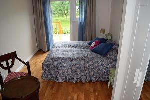 um quarto com uma cama com almofadas em Lilla Rygårdens B&B em Lövestad