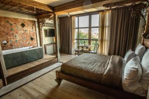 1 dormitorio con 1 cama y baño con bañera en Artists Residence in Tbilisi, en Tiflis