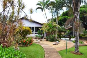 a garden with some birds sitting in the grass at Rosa Spa e Pousada in Aparecida de Goiânia