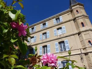 a tall building with a flower arrangement on the front of it at Château du Grand Jardin in Valensole