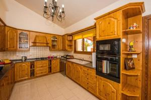 Kuchyň nebo kuchyňský kout v ubytování Androniki Luxury Villa Sea Views Pool BBQ WiFi A/C