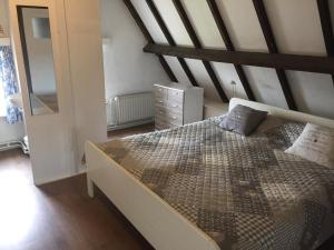 ein Schlafzimmer mit einem großen Bett in einem Zimmer in der Unterkunft Villa Sint Anna in Sint Anna ter Muiden