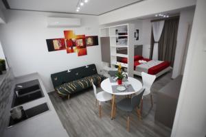 una pequeña sala de estar con mesa y sofá en Colomba Welcome, en Trapani