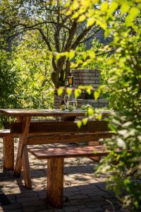 a wooden bench with a bowl of apples on it at Gościniec Tokarzonka in Istebna