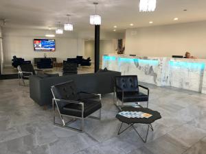 een lobby met stoelen, een bank en een tafel bij Midtown Hotel New Orleans in New Orleans