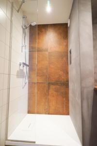 La salle de bains est pourvue d'une douche avec une porte en verre. dans l'établissement 't Veldehof, à Domburg