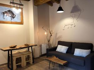 A seating area at Las Cavernas Del Bisonte