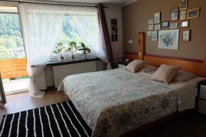 Postel nebo postele na pokoji v ubytování Willa Pod Aniołem - Pokoje Gościnne & Apartamenty z widokiem na góry