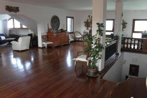 een woonkamer met een hardhouten vloer en een trap bij Mimi's loft in Venetië