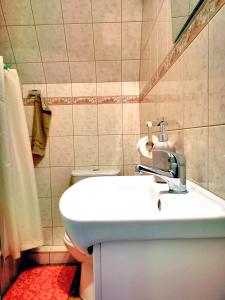 ロビにあるRowiankaのバスルーム(白い洗面台、トイレ付)