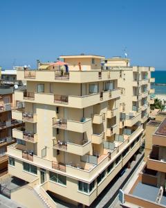 budynek z balkonami i oceanem w tle w obiekcie Hotel Bahia w mieście San Benedetto del Tronto