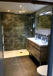 W łazience znajduje się umywalka i prysznic. w obiekcie Le Madame Little Appart’Hotel w Lille