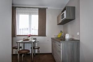 Kuchyňa alebo kuchynka v ubytovaní Ania Apartamenty + 17 fotografií