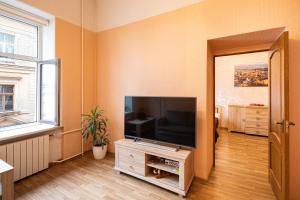ein Wohnzimmer mit einem Flachbild-TV auf einem Stand in der Unterkunft Old Riga Quiet Apartment in Riga