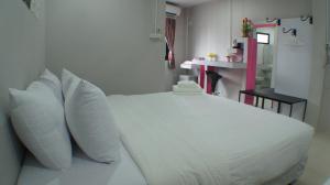 Postel nebo postele na pokoji v ubytování Ma Non Nont Hotel & Apartment