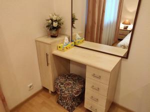 キーウにあるOk Apartments on Klovska - Kievのバスルーム(鏡付き洗面化粧台、デスク付) +49枚の写真