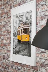 l’immagine di un carrello giallo su un muro di mattoni di Comfortable apartment in Cascais a Cascais