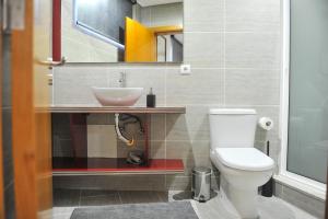 ein Bad mit einem Waschbecken und einem WC in der Unterkunft Casa da Tapada - Grupo Casas Vale do Lima in Ponte de Lima